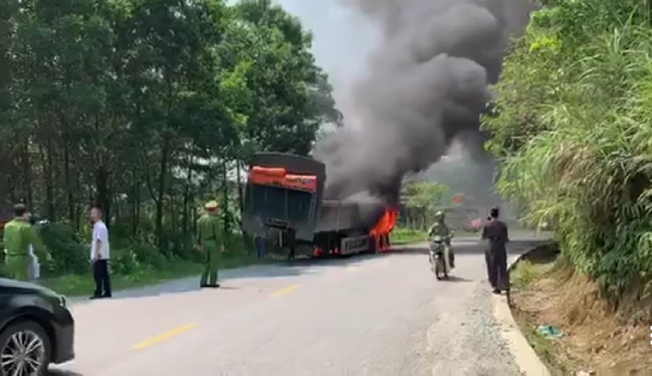 Hà Tĩnh: Xe đầu kéo cháy như đuốc, xe con tai nạn nát đầu